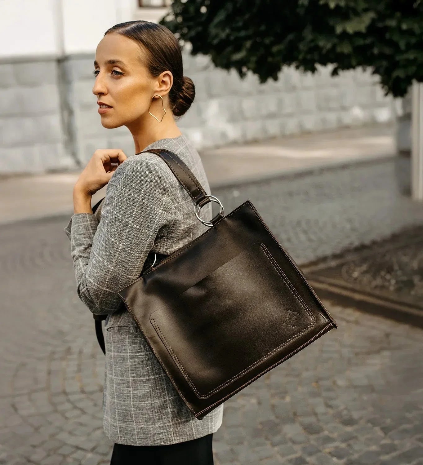 Жіноча сумка Confident з класичної шкіри з ручкою