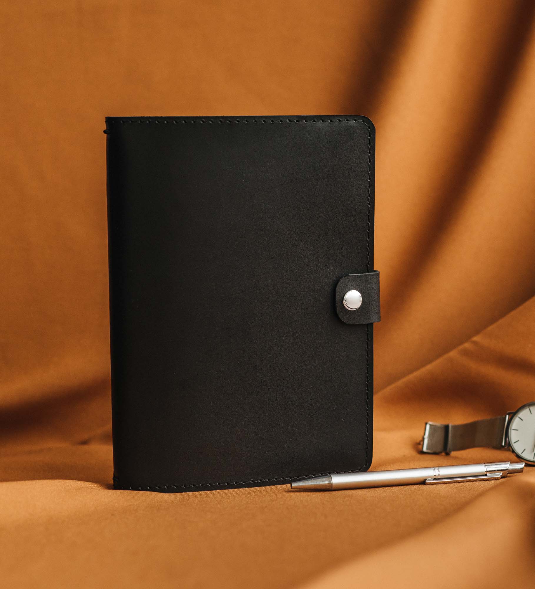 Шкіряна обгортка для блокноту А5 з застібкою на кнопці
