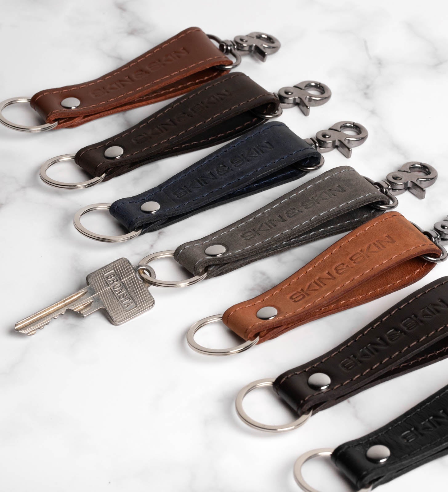 Шкіряний брелок з карабіном