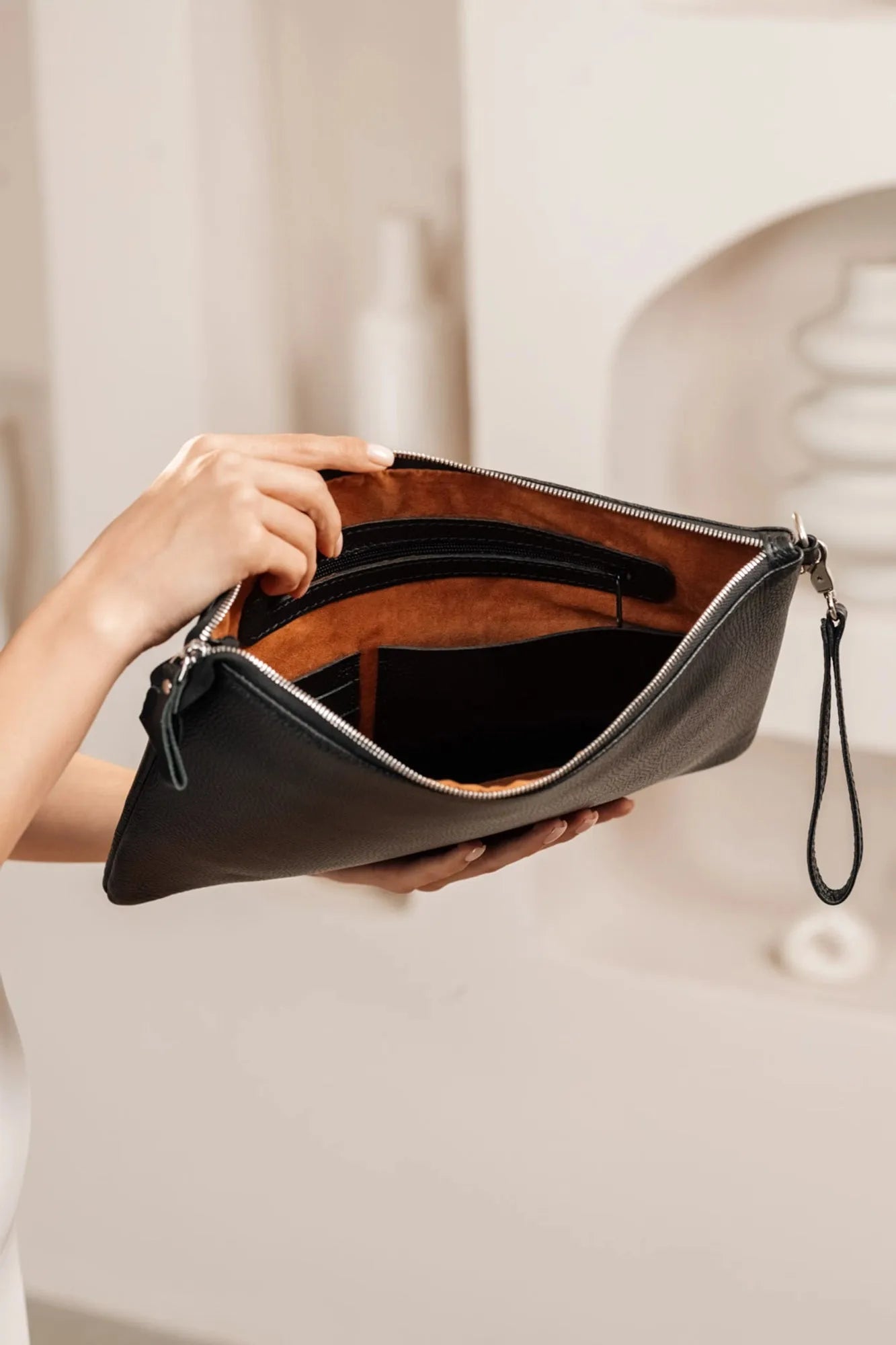 Zippered Full grain Leather Clutch | Graini Black - Skin and Skin