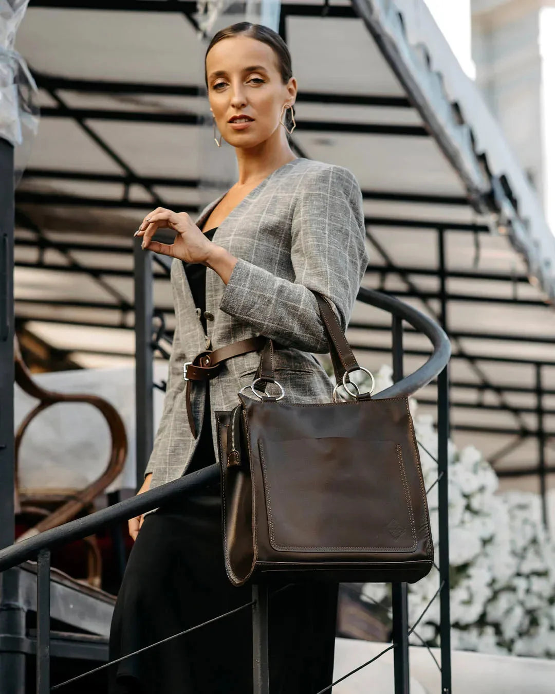 Жіноча сумка Confident з класичної шкіри з ручкою